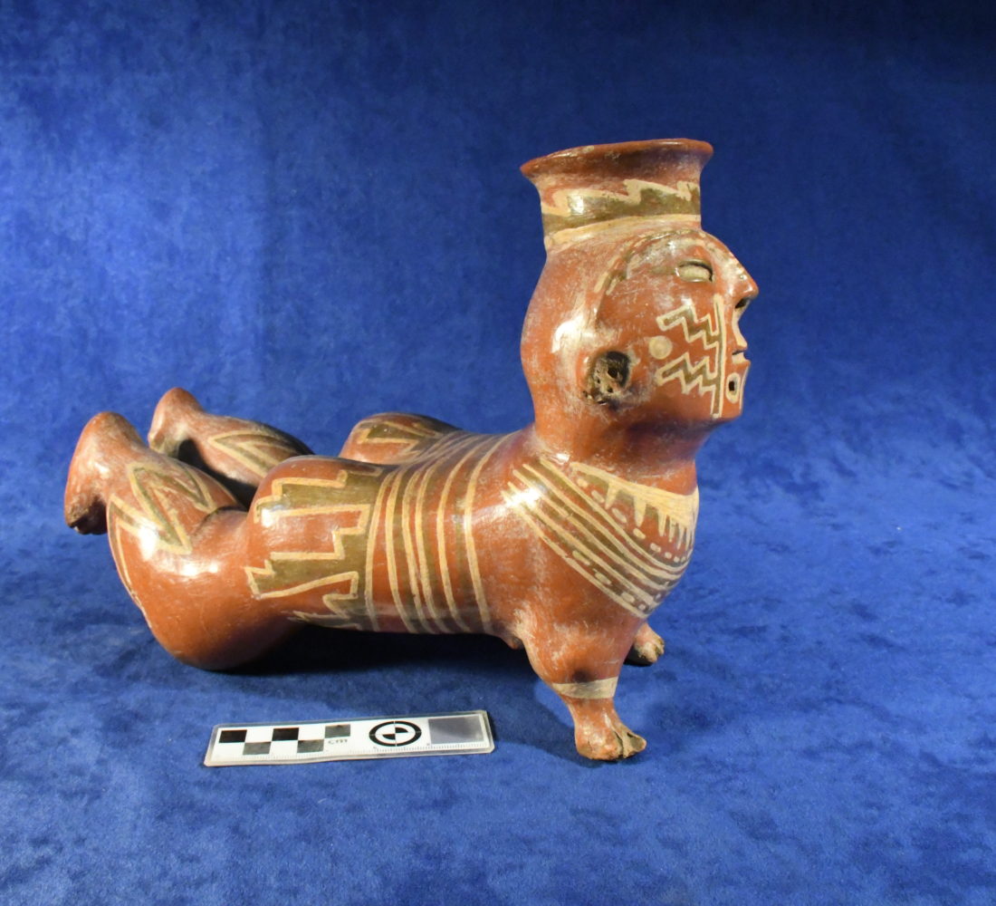 ma0017 MA0017
Vaso modelado antropomorfo estilo Condorhuasi